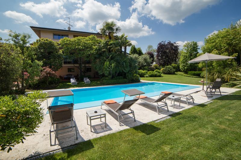 B&B Villa Adriano Дезенцано-дель-Гарда Екстер'єр фото