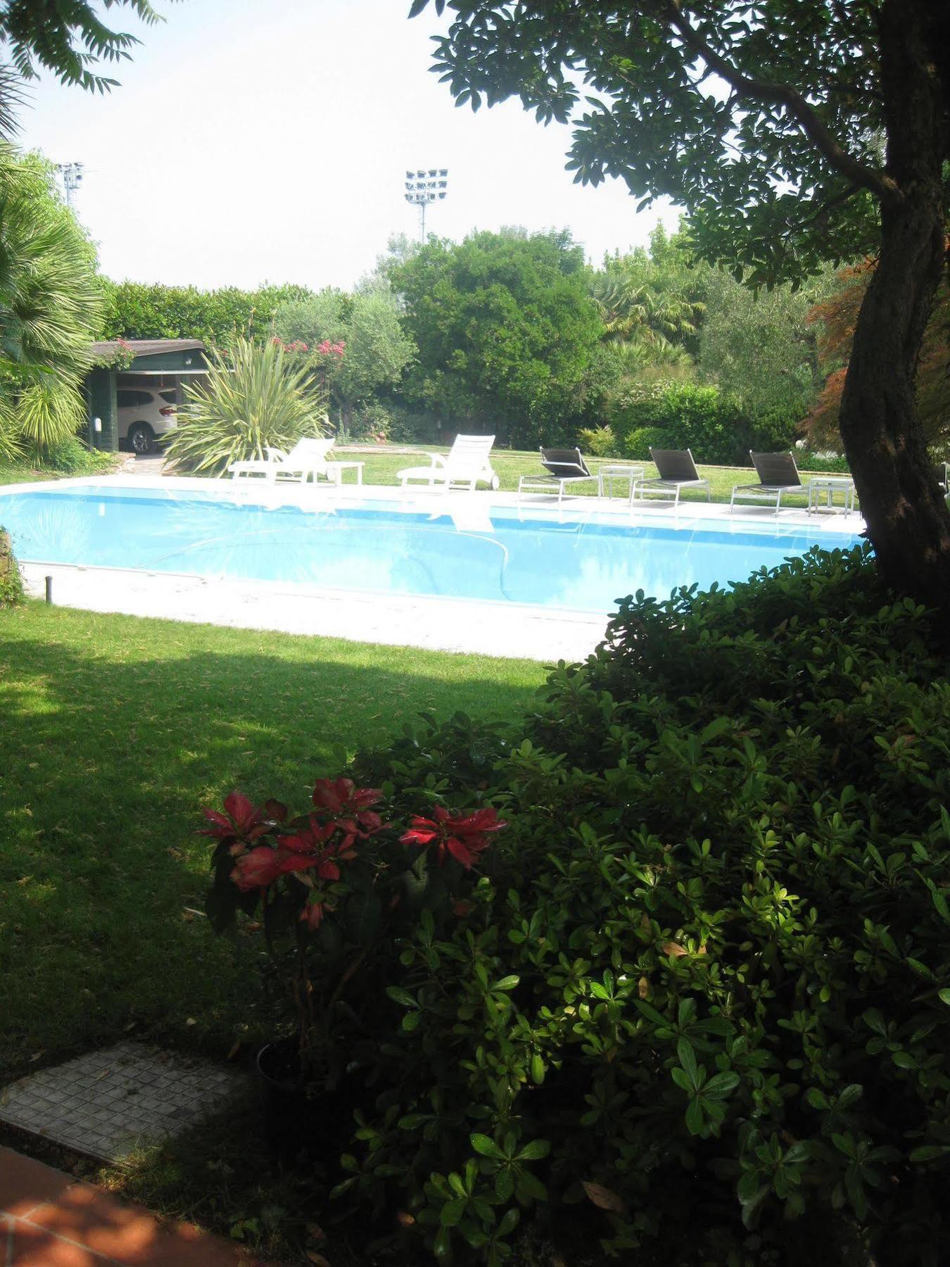 B&B Villa Adriano Дезенцано-дель-Гарда Екстер'єр фото